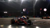 Charles Leclerc dari Monaco yang mengemudikan (16) Scuderia Ferrari SF-25 di trek selama Grand Prix F1 Las Vegas di Sirkuit Las Vegas Strip pada 22 November 2025 di Las Vegas, Nevada. (Mark Thompson/Getty Images via AFP)