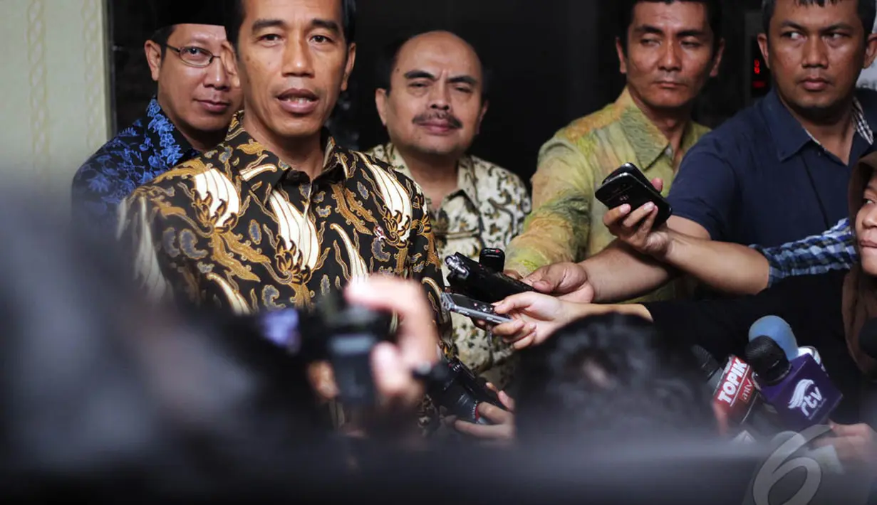 Presiden Jokowi usai mengadakan pertemuan tertutup dengan PP Muhammadiyah di Gedung Dakwah Muhammadiyah, Jakarta, Rabu (24/12/2014). (Liputan6.com/Faizal Fanani)