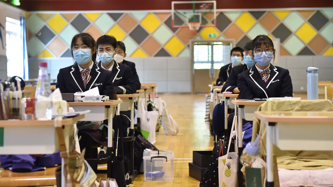 FOTO: Pelajar SMA di Beijing Semangat Kembali Bersekolah