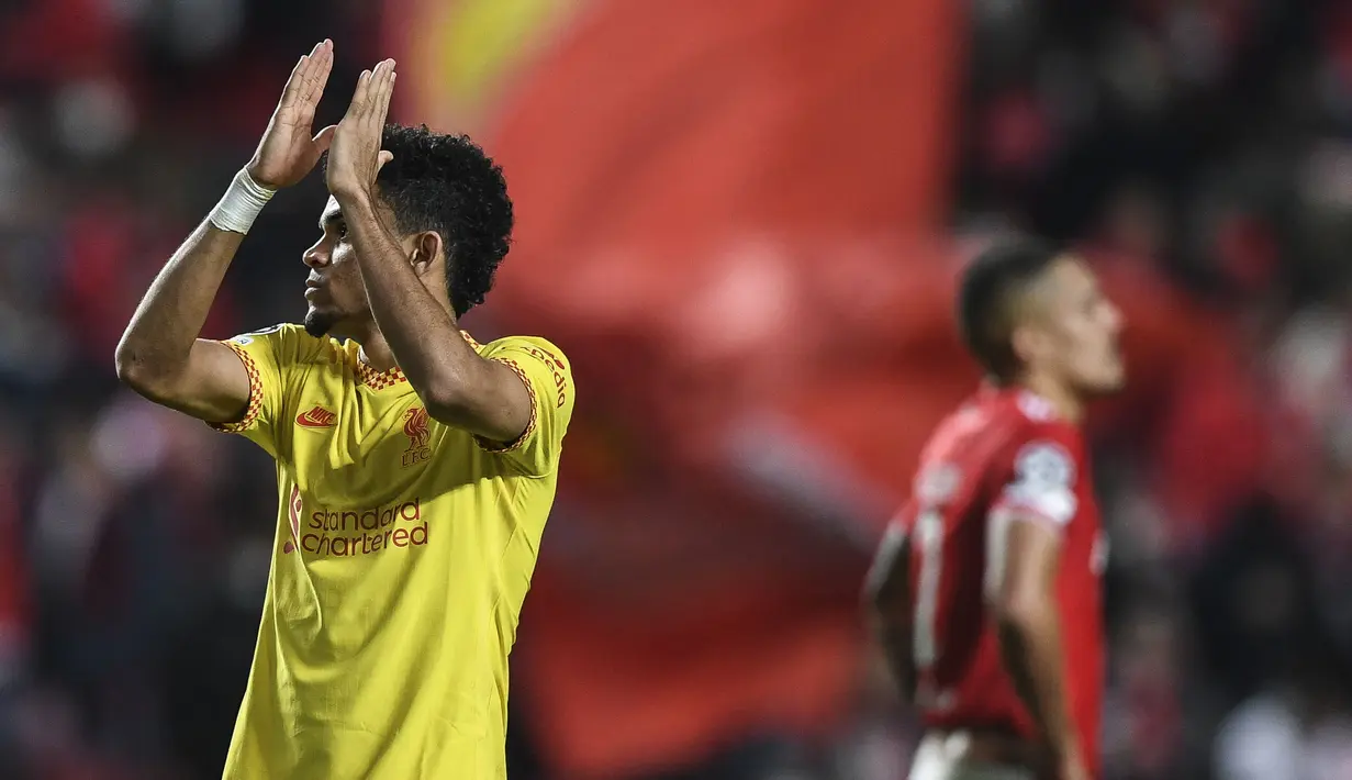 Pemain asal Kolombia tersebut berhasil berkontribusi atas dua gol The Reds, masing-masing satu asis untuk Sadio Mane pada menit ke-34 dan satu gol atas namanya sendiri pada menit ke-87. Sementara satu gol Liverpool lainnya dicetak oleh Ibrahima Konate. (AFP/Patricia De Melo Moreira)