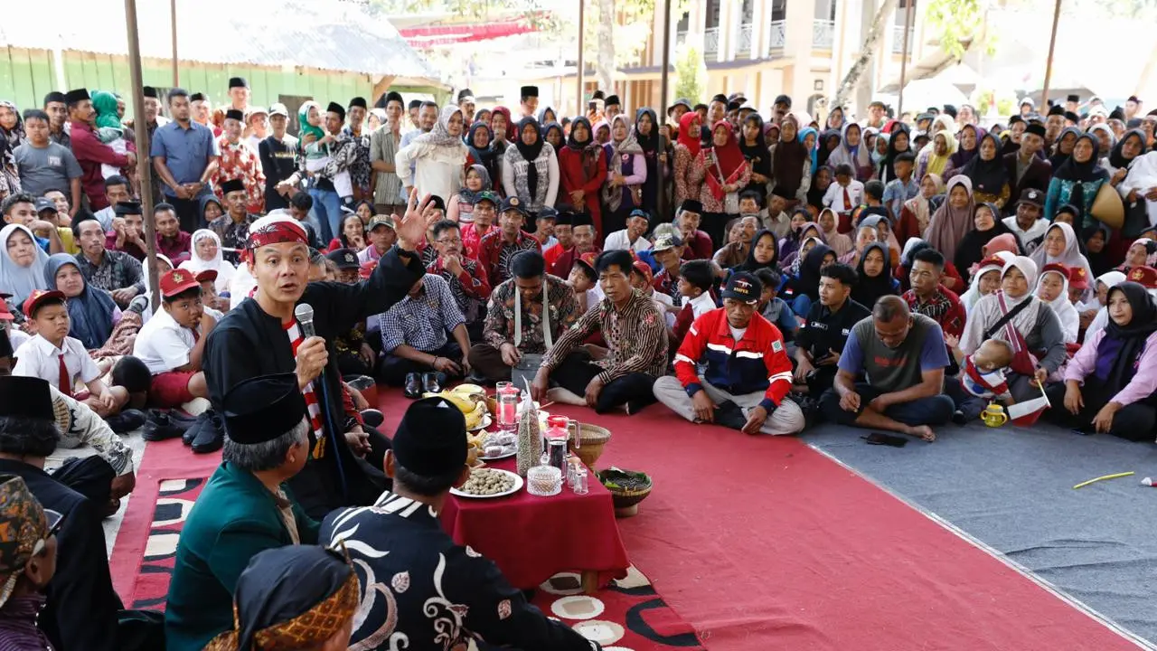 Gubernur Jawa Tengah Ganjar Pranowo mendengar aspirasi warga Desa Muncar Kabupaten Temanggung secara langsung sambil ngopi bareng. (Istimewa)