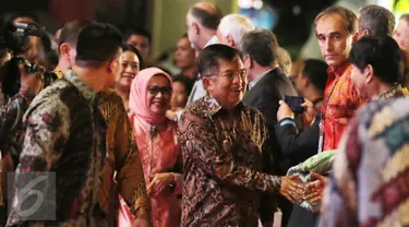 Wakil Presiden RI, Jusuf Kalla saat tiba di Mall Ancol Beach City, Jakarta, Sabtu (8/10). Jusuf Kalla resmi membuka gelaran pesta olahraga tradisional dan rekreasi masyarakat bertaraf internasional TAFISA Games 2016 ke-6. (Liputan6.com/Herman Zakharia)