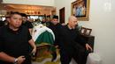 Jenazah alm RMH Heroe Siswanto NS atau dikenal Sys NS dibawa menuju pemakaman dari rumah duka, Jakarta, Selasa (23/1). Sys NS wafat diusia 61 tahun akibat serangan jantung. (Liputan6.com/Helmi Fithriansyah)
