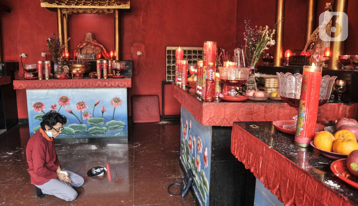 Warga keturunan Tionghoa saat sembahyang Tahun Baru Imlek 2574 di Wihara Buddha Dharma & Pho Sat, Tajur Halang, Kabupaten Bogor, Jawa Barat, Minggu (22/1/2023). Wihara Buddha Dharma & Pho Sat atau yang juga dikenal dengan Wihara Buddha Tidur menjadi salah satu tempat ibadah warga Tionghoa dalam merayakan Tahun Baru Imlek sebagai ungkapan rasa syukur atas rejeki dan keselamatan dari tuhan serta untuk pengharapan kehidupan lebih baik di tahun Kelinci Air. (merdeka.com/Iqbal S Nugroho)