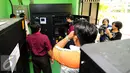 Dirtipikor Bareskrim Polri bersama tim ahli lakukan pemeriksaan UPS di SMAN 57, Jakarta, Sabtu (13/6/2015).  Pemeriksaan bertujuan sebagai untuk melengkapi berkas penyelidikan kasus pengadaan UPS yang terjadi di DKI Jakarta. (Liputan6.com/Yoppy Renato)