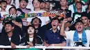 Suporter Persebaya atau yang lebih dikenal Bonek disambut hangat oleh The Jakmania. (Bola.com/M Iqbal Ichsan)