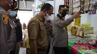 Kapolresta Cirebon Kombes Pol Arif Budiman saat sidak ketersediaan minyak goreng curah di pasar tradisional Kabupaten Cirebon. Foto (istimewa)