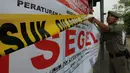 Satuan Polisi Pamong Praja (Satpol PP) Kota Tangerang Selatan menyegel areal parkir liar di kawasan BSD, Rabu (3/10). Penyegelan tersebut dilakukan lantaran pihak pengelola parkir tidak memiliki izin. (Merdeka.com/Arie Basuki)