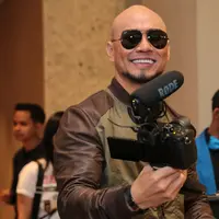 Keputusan Rina Nose melepas hijab menjadi perbincangan masyarakat. Beberapa waktu lalu, presenter itu terlihat diwawancara oleh Deddy Corbuzier. Beberapa tulisan disodorkan pada ayah seorang anak itu. (Adrian Putra/Bintang.com)