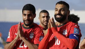 Mohamed Salah (kanan) antar Mesir lolos ke Piala Dunia 2026. (Abdel Majid BZIOUAT / AFP)