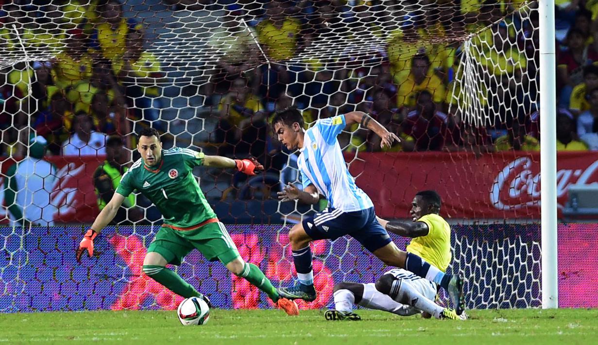 Pemain Argentina Paulo Dybala mengecoh pemain Kolombia Cristian Zapata (kanan) pada kualifikasi Piala Dunia 2018 zona CONMEBOL di Stadion Metropolitano Roberto Melendez, Barranquilla, Rabu (18/11/2015) dini hari WIB. (AFP Photo/Luis Robayo)