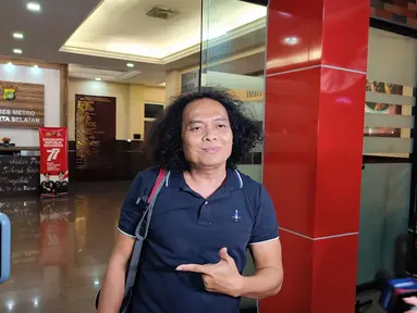 Deolipa Yumara melaporkan pengacara baru Bharada E, Ronny Talapessy ke Polres Jaksel atas dugaan pencemaran nama baik. (Merdeka.com)