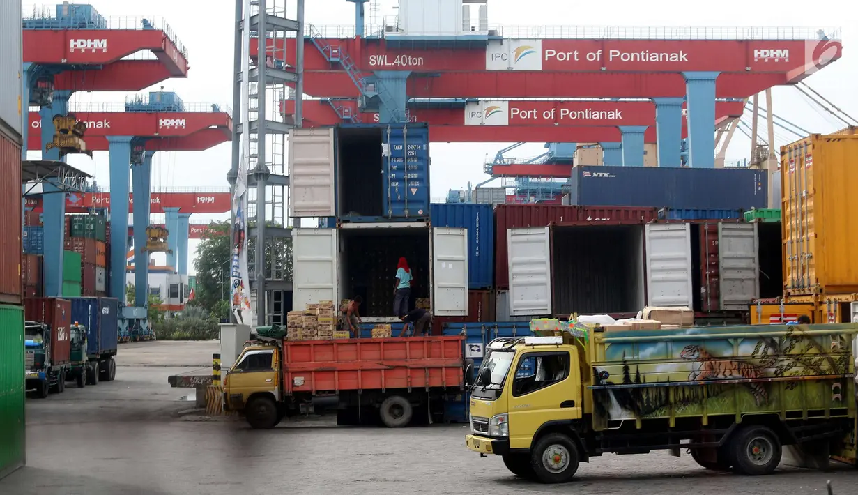 Aktivitas bongkar muat di Terminal Pelabuhan Pontianak, Kalimantan Barat, Rabu (11/4). Pembangunan Pelabuhan Terminal Tanjung Pura (Terminal Kijing) berlokasi di Kecamatan Sungai Kunyit, Kabupaten Mempawah Kalimantan Barat. (Liputan6.com/Johan Tallo)
