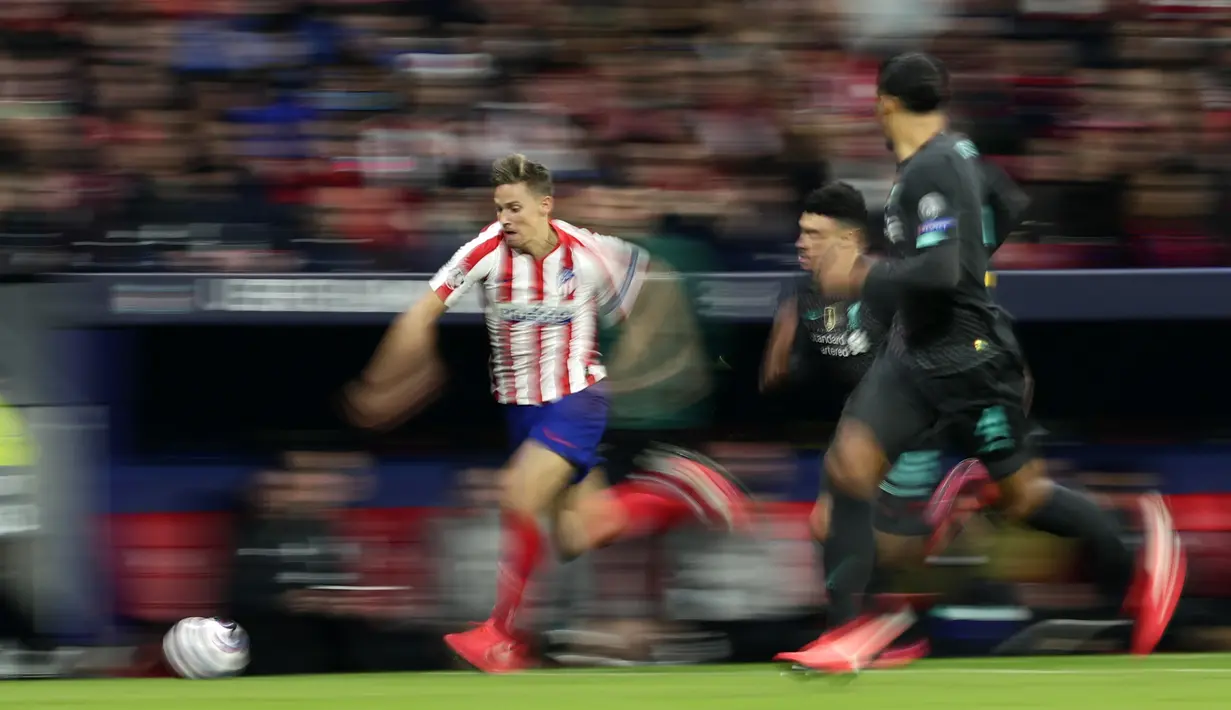 Bek Atletico Madrid, Santiago Arias menggiring bola saat bertanding melawan Liverpool pada pertandingan leg pertama babak 16 Liga Champions di stadion Wanda Metropolitano di Madrid, Spanyol, Selasa (18/2/2020). Atletico Madrid menang tipis atas Liverpool 1-0. (AP Photo/Manu Fernandez)