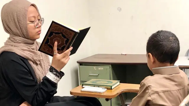 Huda Amin mengajar mengaji di Mustafa Center, masjid dan pusat komunitas Islam di Annandale, Virginia, Minggu (3/6). (VOA)