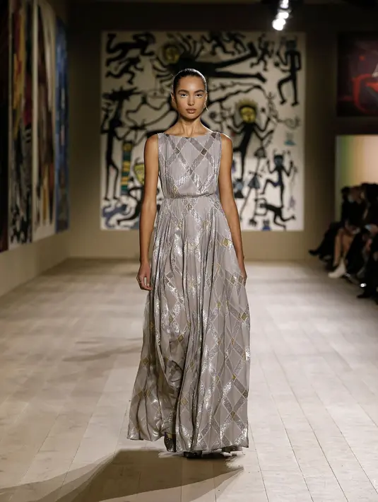 Kain jacquard lame perak sebuah gaun menekankan gerakan tubuh, terlihat dari bagaimana gaun terlihat ‘hidup’ ketika sang model berjalan. (Dior)