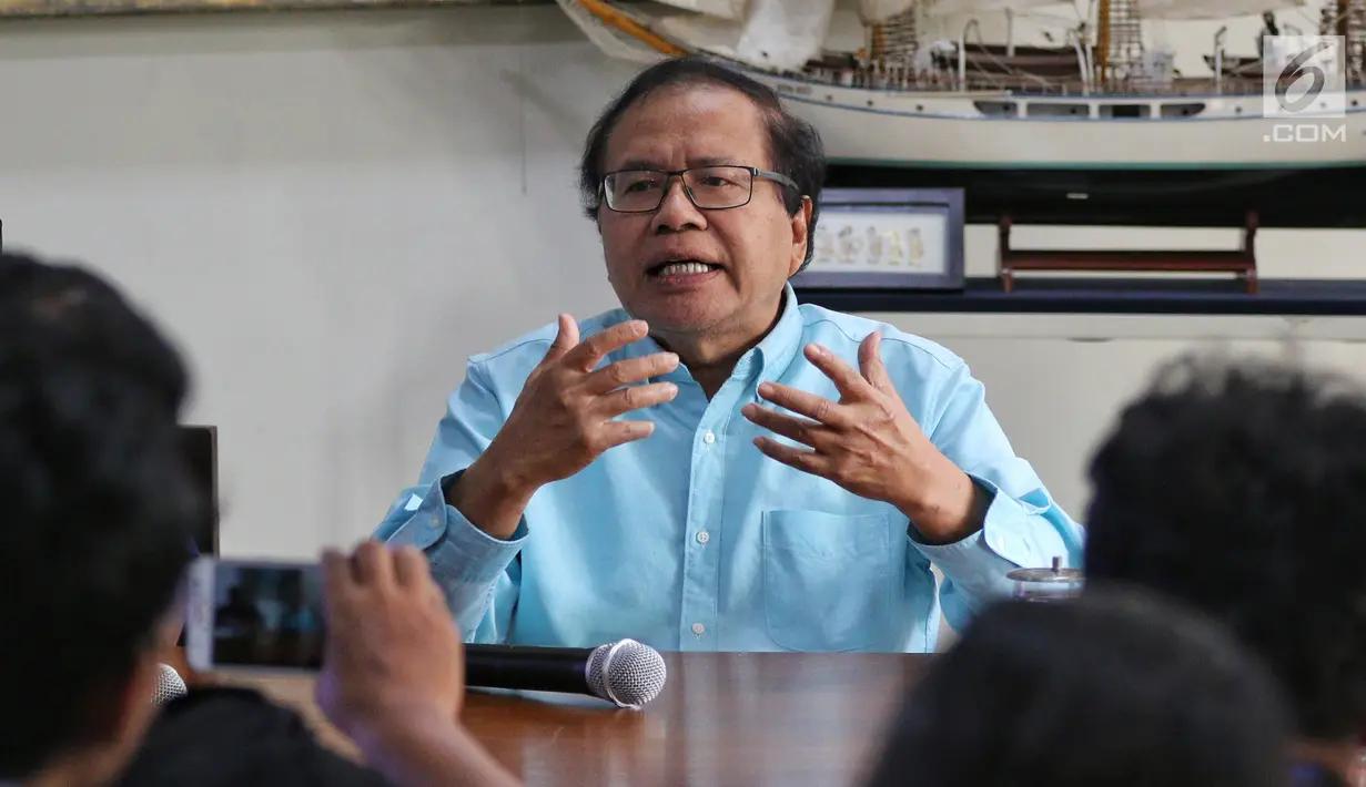 Ekonom senior Rizal Ramli menyampaikan kritikan kepada Capres Nomor Urut 01 mengenai pidatonya kemarin di Tebet, Jakarta, Senin (25/2). Rizal menyebut pidato Jokowi kurang jujur karena tak mengakui kegagalan pemerintahannya. (Liputan6.com/Johan Tallo)