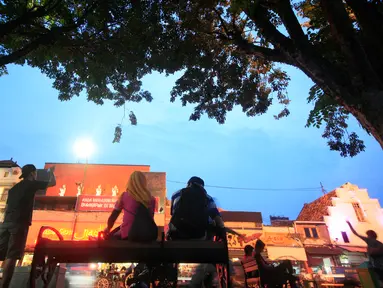 Pengunjung menikmati kawasan pendestrian Malioboro pada sore hari, Yogya, Selasa (5/4). Sejak parkir direlokasikan di Taman Parkir Abu Bakar Ali, kini kawasan Malioboro bebas dari parkir kendaraan bermotor. (Liputan6.com/Boy Harjanto)