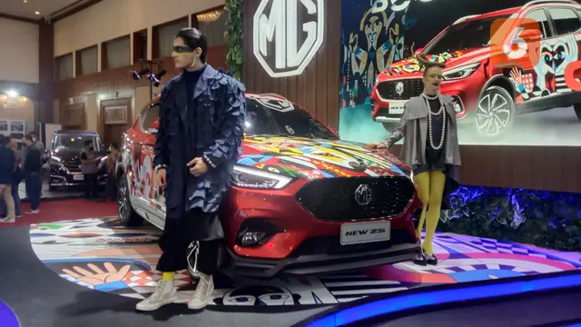 MG ZS Scarlet Red  hasil garapan seniman Abenk Alter dipamerkan di GJAW 2023. (Liputan6.com/Jordy Rivaldo)