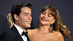 Aktris Sofia Vergara bersama Manolo Gonzalez Vergara berpose di karpet merah Emmy Awards 2017 di Los Angeles, Minggu (17/9). Sofia menggandeng sosok pria gagah yang mendampinginya di malam penghargaan tersebut. (Frazer Harrison/Getty Images/AFP)