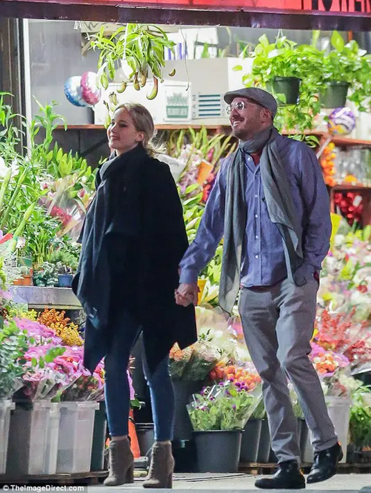 Sudah memamerkan kemesraannya di depan umum, namun belum ada konfirmasi yang resmi baik dari pihak Jennifer maupun Darren. Meski begitu, keduanya sudah semakin akrab. (doc.Dailymail)