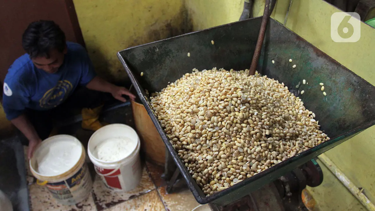 FOTO: Imbas Kenaikan Harga Kedelai, Produsen Tahu Kurangi Produksi