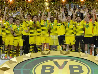 Para pemain Dortmund merayakan gelar juara DFB Pokal usai mengalahkan Frankfurt pada laga final di Stadion Olympic, Berlin, Sabtu (27/5/2017). Dortmund menang 2-1 atas Frankfurt. (EPA/Clemens Bilan)