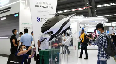 Orang-orang mengunjungi Pameran Drone Internasional Shenzhen ke-5 di Provinsi Guangdong, China selatan (13/9/2020). Kongres Drone Dunia 2020 dan Pameran Drone Internasional Shenzhen ke-5 dibuka di Shenzhen pada Minggu (13/9). (Xinhua/Wang Feng)