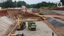 Sejumlah alat berat beroperasi di proyek Tol Serpong-Balaraja di kawasan BSD, Tangerang Selatan, Rabu (2/02/2022). Proyek Tol dengan total nilai investasi sebesar Rp 14,37 triliun terdiri atas 3 seksi yakni BSD–Legok, Legok–Tigaraksa Selatan dan Tigaraksa Selatan–Balaraja.(Liputan6.com/Fery Pradolo)