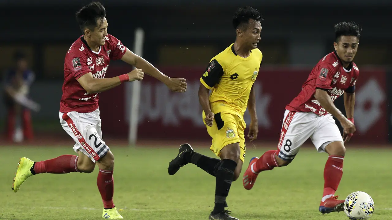 Gelandang Bhayangkara FC, Muhammad Hargianto, berusaha melewati gelandang Bali United, Sutanto Tan, pada laga Piala Presiden 2019. (Bola.com/Yoppy Renato)