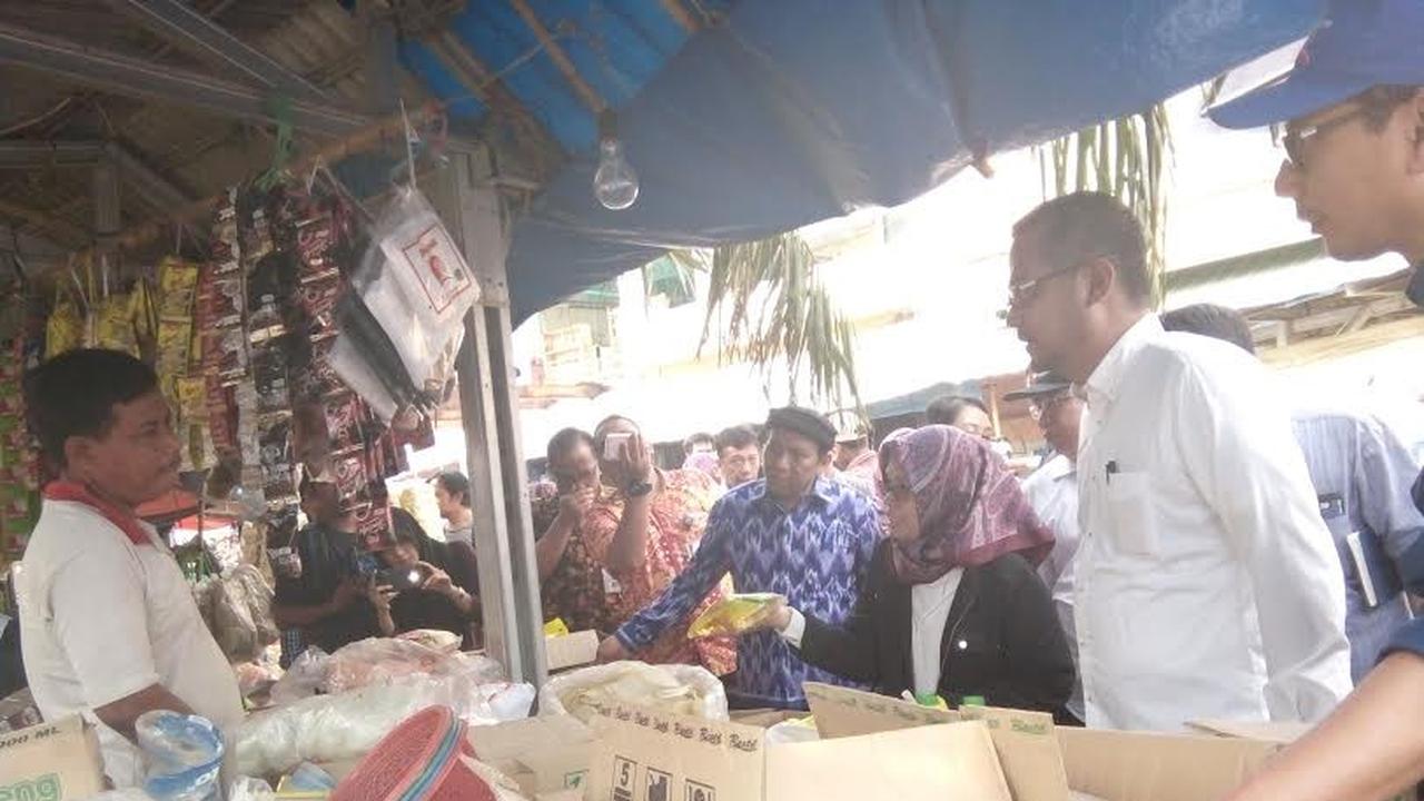 Direktur Jenderal Perdagangan Dalam Negeri (PDN) Kementerian Perdagangan (Kemendag) Tjahya Widayanti berkunjung ke Pasar Induk Tau di Kota Serang, Banten, Minggu (21/05/2017).(Liputan6.com/Yandhi Deslatama)