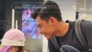 Pratama Arhan terlihat gemas melihat kelucuan sepupu dari Azizah. Arhan pun tampak senang melihat anak kecil. Ia sering menggoda anak-anak kecil dan menghibur mereka dengan guyonan Arhan. (Liputan6.com/IG/arhanazizah.official)
