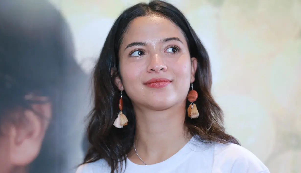 Tidak sedikit juga yang mengira Putri tampil tanpa make up. Saat ditemui usai preskon film terbarunya Jelita Sejuba Rabu (7/3), istri Chicco Jerikho itu menjawab banyak penasaran para warganet. (Adrian Putra/Bintang.com)