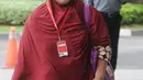 Panitera Pengganti PN Tangerang Tuti Atika berjalan menuju ruang pemeriksaan di gedung KPK, Jakarta, Selasa (24/4). Tuti Atika bersama Wahyu Widya menerima suap dengan total sebesar Rp 30 juta. (Merdeka.com/Dwi Narwoko)