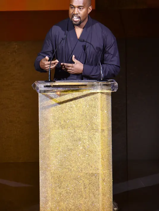 Seorang sumber yag dilaporkan TMZ mengatakan bahwa jika dibandingkan dengan keadaan Kanye di rumah sakit, saat ini kondisinya sudah lebih baik. (AFP/Bintang.com)