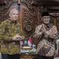 Ketua Umum PP Muhammadiyah Haedar Nashir (kanan) menerima Duta Besar AS untuk Indonesia Joseph R Donovan Jr saat pertemuan di  Jakarta, Selasa (15/10/2019). Pertemuan tersebut dalam rangka silaturahmi kepada organisasi massa Islam di Jakarta. (Liputan6.com/Faizal Fanani)