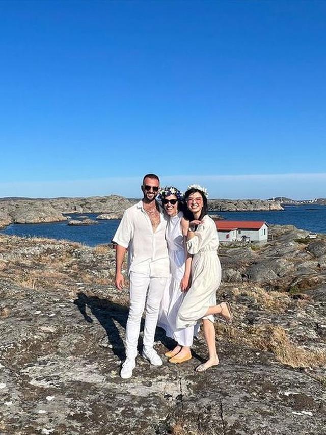 7 Potret Seru Raline Shah Rayakan Festival Midsommar di Swedia Ini Tampil Menawan