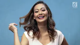 Model dan aktris, Indah Kalalo saat ditemui di kawasan Tandean, Jakarta, Rabu (17/10). Wajah eksotis Indah Kalalo akhir-akhir ini sudah jarang terlihat di layar kaca. Setelah menikah, ia memilih untuk tinggal di Bali. (Liputan6.com/Faizal Fanani)