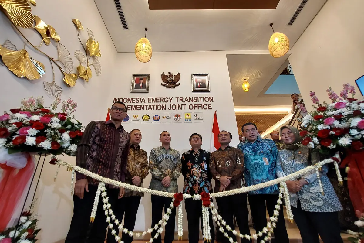 Pemerintah bersama PT PLN (Persero) meresmikan kantor Satuan Tugas Transisi Energi Nasional atau Indonesia Energy Transition Implementation Joint Office.