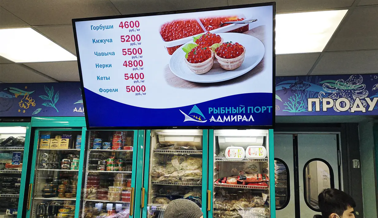 Daftar harga telur ikan salmon atau kaviar merah terlihat di sebuah pasar, Moskow, Rusia, 22 November 2021. Warga Rusia yang ingin menikmati liburan musim dingin tradisional dengan kaviar merah akan kecewa tahun ini, menyusul harga mencapai rekor tertinggi dalam sejarah. (Alexander NEMENOV/AFP)