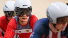Pebalap Sepeda Indonesia, Ayustina Delia Priatna bersiap melakukan start pada nomor omnium putri UCI Track Nations Cup 2023 di Jakarta International Velodrome, Rawamangun, Jakarta, Minggu (26/02/2023). (Bola.com/Bagaskara Lazuardi)