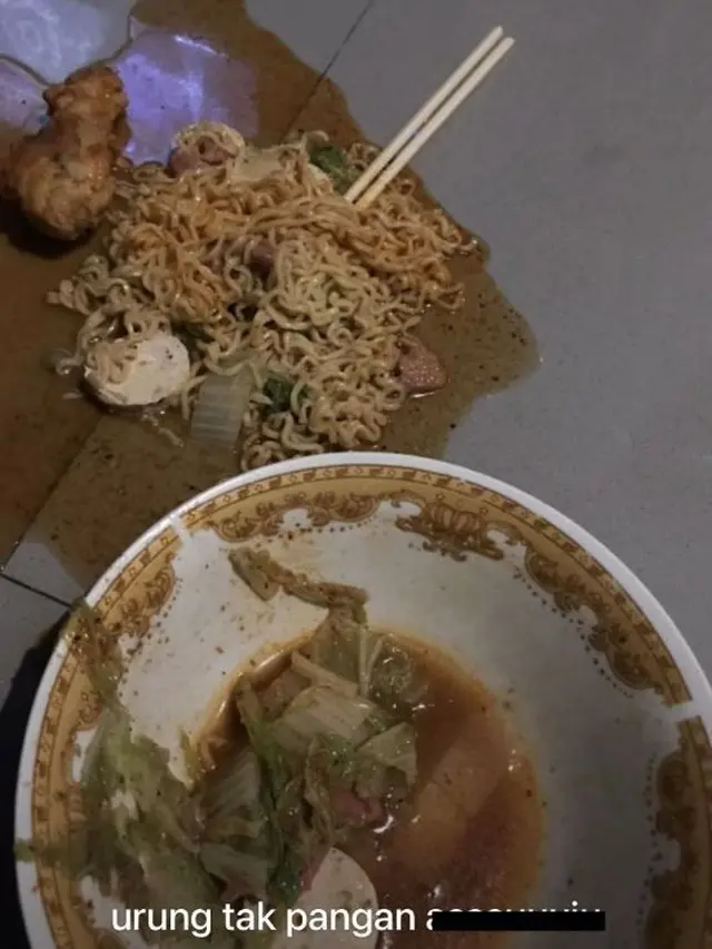 10 Momen saat Mau Makan Mi Ini Apes Banget, Bikin Geregetan