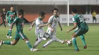 Bintang Timnas Indonesia U-19, Egy Maulana Vikri, dikawal ketat para pemain PSS Sleman dalam laga uji coba yang digelar Sabtu (2/6/2018) di Stadion Maguwoharjo, Sleman. (Bola.com/Ronald Seger Prabowo)
