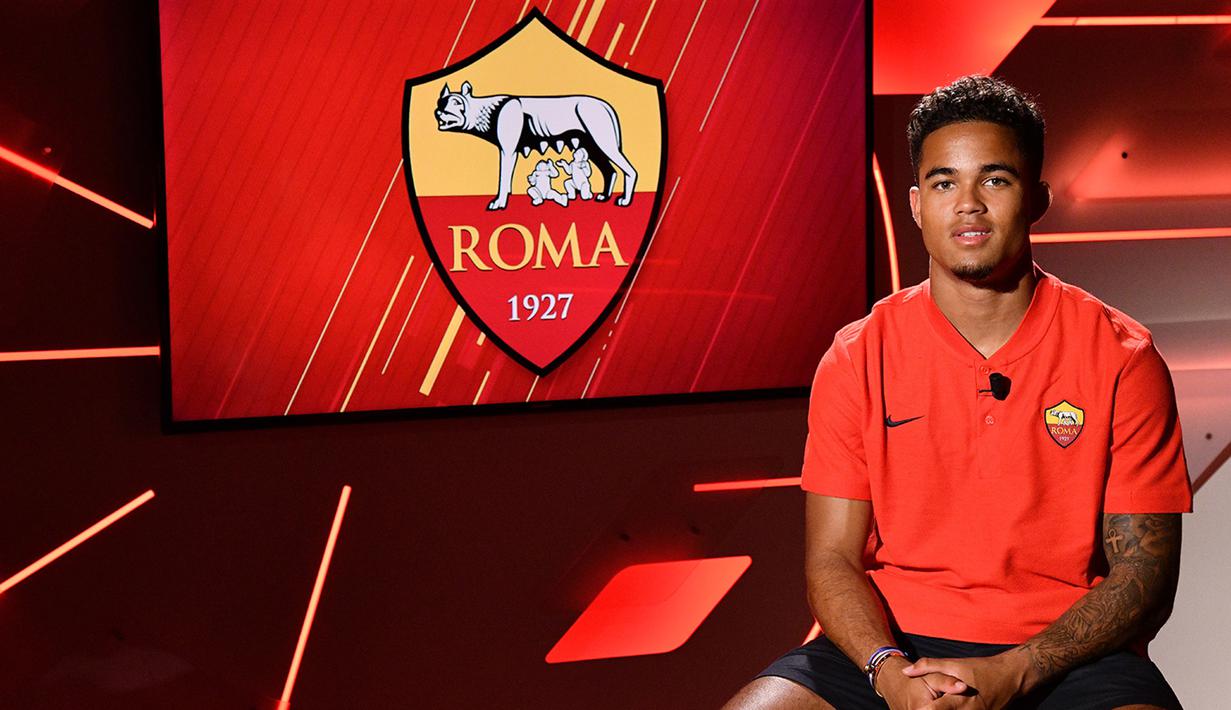 Pemain baru AS Roma, Justin Kluivert, melakukan interview saat diperkenalkan ke publik di Trigoria, Roma, Jumat (22/6/2018). Dirinya didatangkan dengan harga 17,25 juta euro dari Ajax Amsterdam. (Laman Resmi AS Roma)