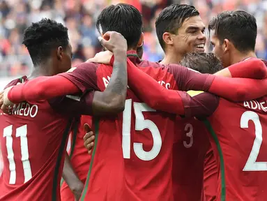 Para pemain Portugal merayakan kemenangan atas Meksiko pada laga perebutan tempat ketiga Piala Konfederasi di Stadion Spartak, Moskow, Minggu (2/7/2017). Portugal menang 2-1 atas Meksiko. (AFP/Yuri Kadobnov)
