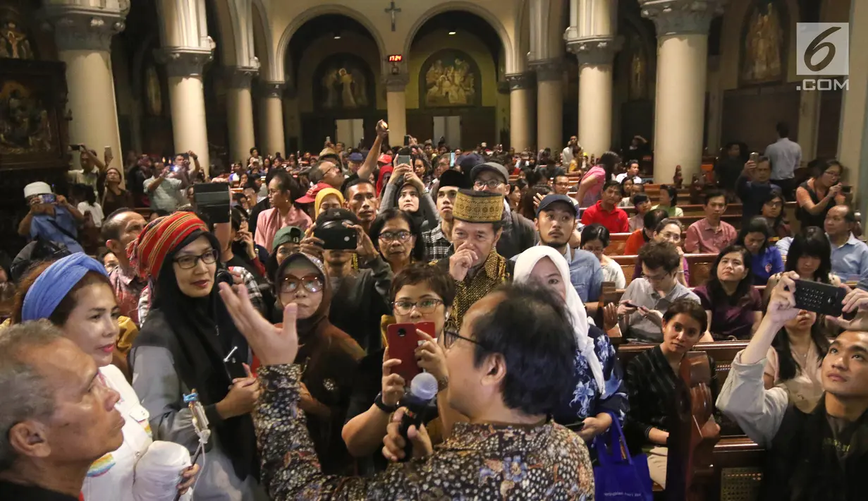 Kepala Paroki Gereja Katedral Jakarta, Romo Hani Rudi Hartoko memberikan pengarahan tentang sejarah Gereja Katedral, Jakarta, Jumat (1/6). Kegiatan tersebut digelar jelang buka puasa bersama. (Liputan6.com/Arya Manggala)