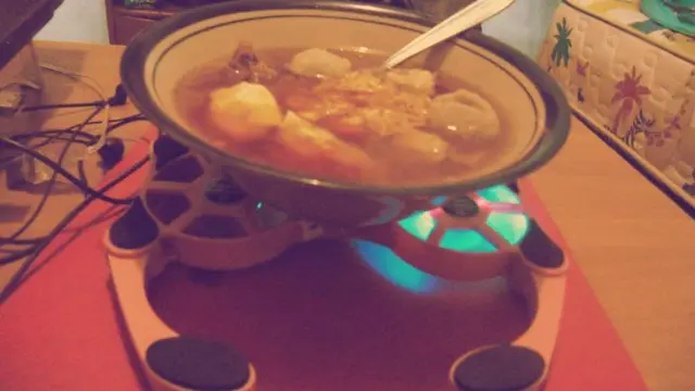 7 Aksi Kocak Orang saat Mendinginkan Makanan Ini Bikin Geleng Kepala