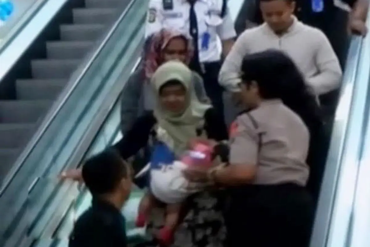 3 Batita Nyaris TerJatuh di Eskalator Margo City Depok