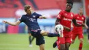 Striker Bayern Munchen, Thomas Mueller, melepaskan tendangan saat melawan Bayer Leverkusen pada laga Bundesliga di BayArena, Sabtu (6/6/2020). Bayern Munchen menang 4-2 atas Bayer Leverkusen. (AP/Matthias Hangst)