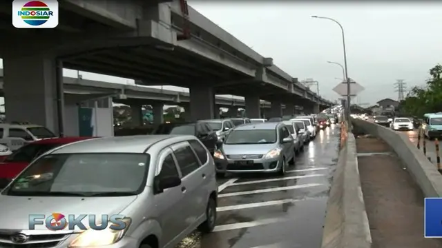 Tak hanya di jalan arteri atau jalan inspeksi, ruas jalan tol yang mengarah ke pusat Kota Jakarta juga tak luput dari kemacetan.